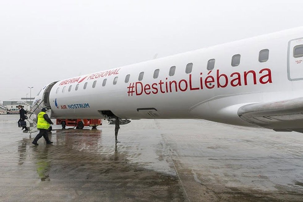 Archivo - Avion de Air Nostrum en el aeropuerto Seve ballesteros-Santander. Foto de archivo