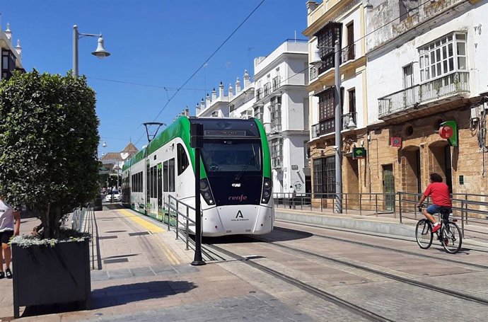 El Trambahía por la calle Real en San Fernando.