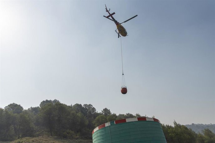 Archivo - Un helicóptero trabaja en la extinción del incendio de Pont de Vilomara, a 18 de julio de 2022, en Pont de Vilomara, Barcelona, Catalunya (España).