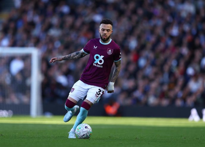 Archivo - El jugador neerlandés Quilindschy Hartman en un partido con el Burnley
