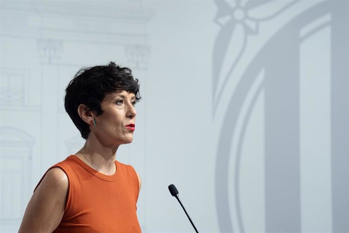 Archivo - La ministra de Inclusión, Seguridad Social y Migraciones, Elma Saiz, ofrece una rueda de prensa tras la firma del convenio de traspaso de la gestión del Ingreso Mínimo Vital (IMV),  en el Palau de la Generalitat, a 24 de julio de 2024, en Barcel