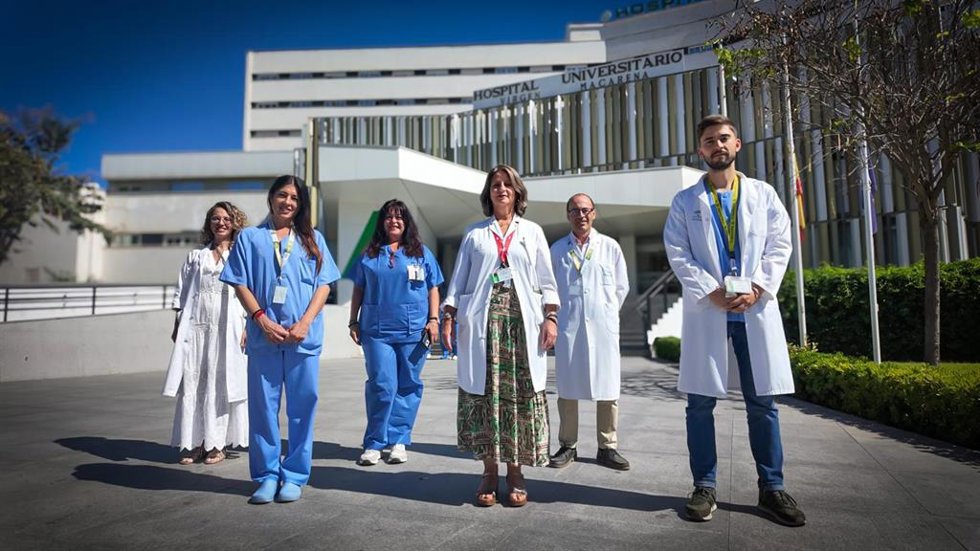 Sanitarios del Área de Medicina Nuclear, en la entrada del Hospital Universitario Virgen Macarena de Sevilla