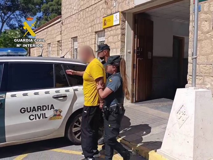 Agentes de la Guardia Civil junto al detenido