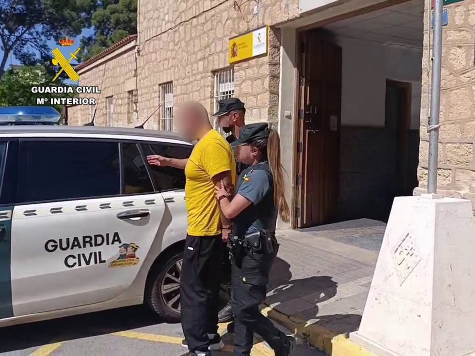 Agentes de la Guardia Civil junto al detenido