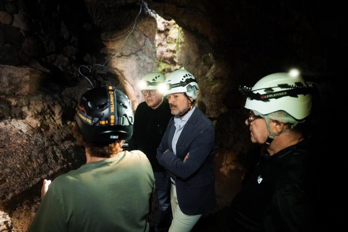 El vicepresidente del Cabildo de Tenerife, Lope Afonso (c), en una visita a la Cueva del Viento