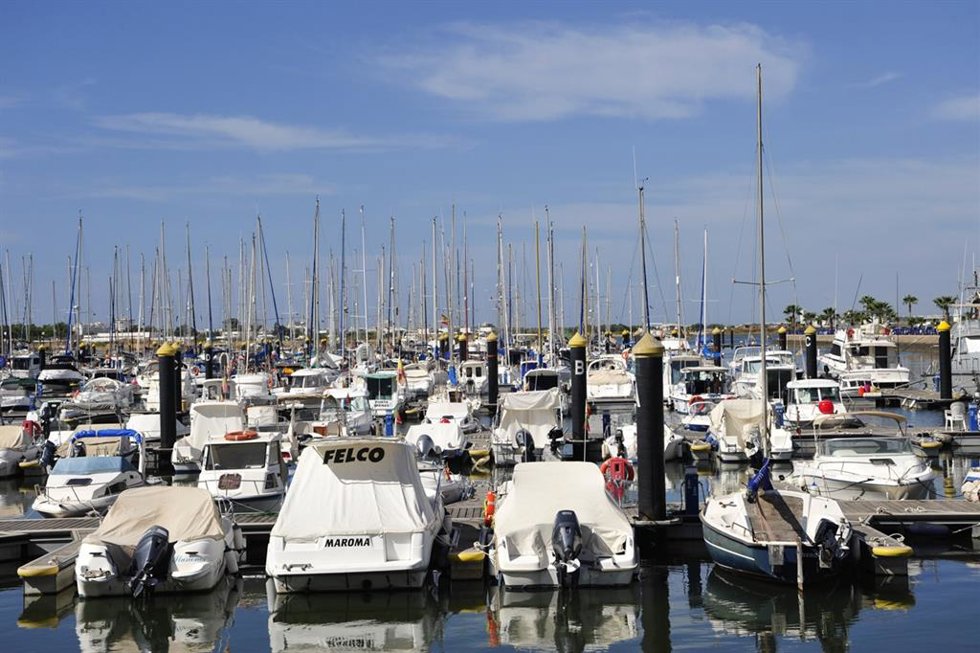 Archivo - Instalaciones del puerto de Ayamonte, en Huelva.