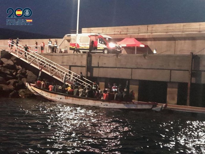 Cayuco llegado al puerto de Granadilla