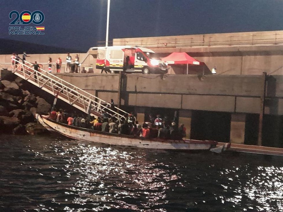 Cayuco llegado al puerto de Granadilla