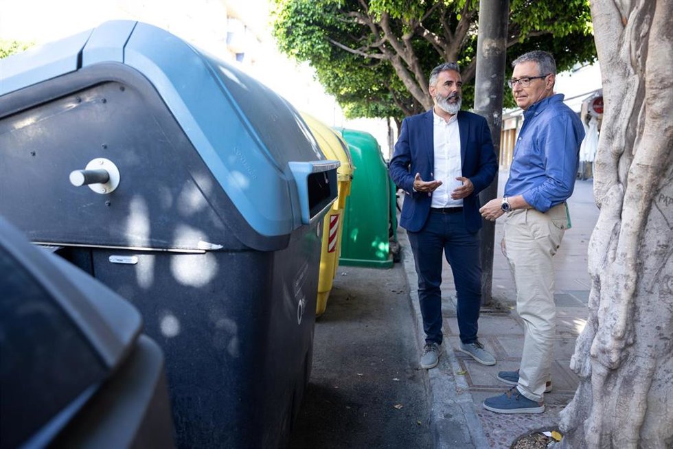 El presidente de la Diputación y alcalde de Rincón de la Victoria, Francisco Salado, presenta las mejoras que se han llevado a cabo por parte del Consorcio Provincial de Residuos Sólidos Urbanos
