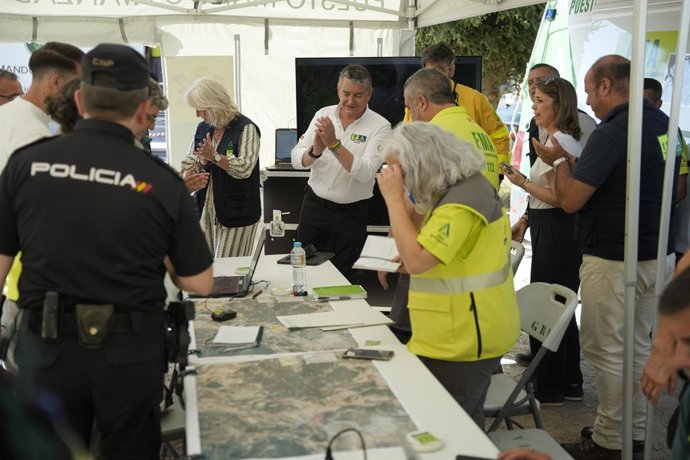 O secretário interino de Saúde, Presidência e Emergências, Antonio Sanz, acompanha, a partir do Posto de Comando Avançado, a evolução do incêndio florestal na cidade de Grazalema, na província de Cádiz. Em 7 de julho de 2026, em Grazalema, Cádiz (Andaluzi