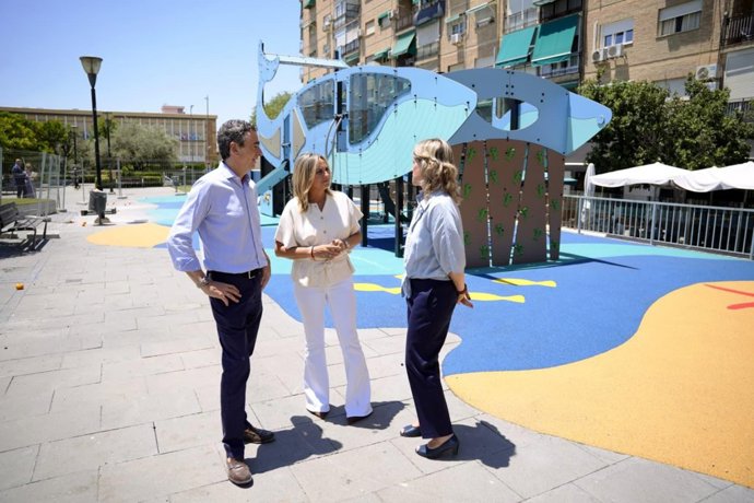 La alcaldesa de Granada, en su visita al nuevo área de juegos de la Glorieta de Arabial.
