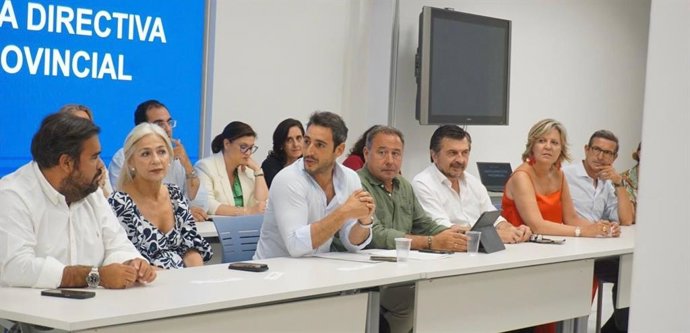 Celebración de la última junta directiva provincial del PP, presidida por Ricardo Sánchez, en el centro de la imagen junto al secretario general de la formación.