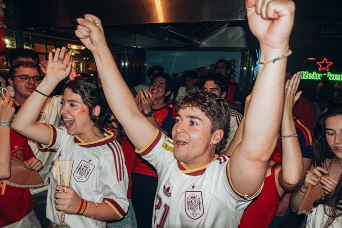 Aficionados de la Selección Española durante el partido del Mundial de fútbol 2026 entre España y Portugal, a 6 de julio de 2026, en Madrid (España). El partido entre España y Portugal, que corresponde a los octavos de final del Mundial 2026, se disputa e