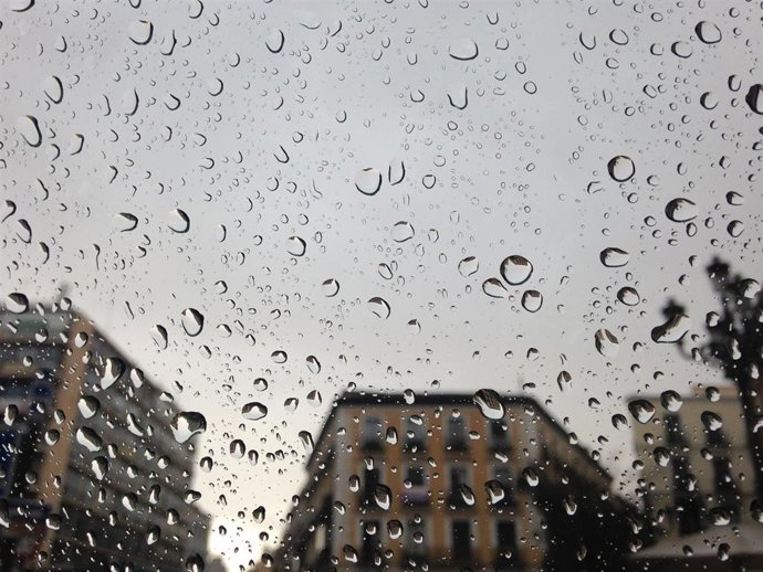 Archivo - Lluvia, paraguas, mal tiempo