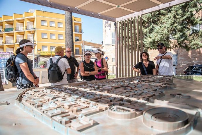 Archivo - Turistas en Mérida