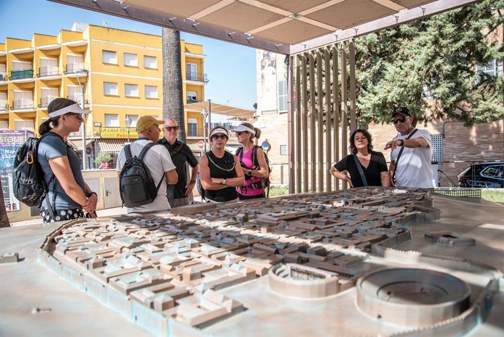 Archivo - Turistas en Mérida