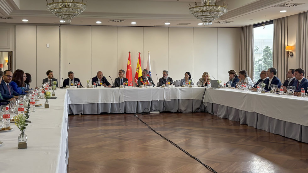 El embajador de la República Popular China en España, Yao Jing, se reúne en Santander con empresarios cántabros del sector de la automoción