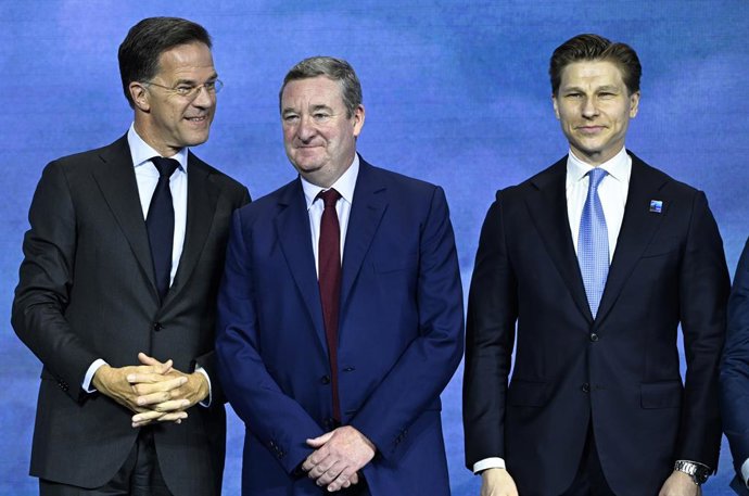 7 de julho de 2026, Turquia, Ancara: (da esquerda para a direita) O secretário-geral da OTAN, Mark Rutte, o vice-presidente da Airbus, Ben Bridge, e o ministro da Defesa da Finlândia, Antti Haekkaenen, chegam para uma foto em grupo no Fórum da Indústria d