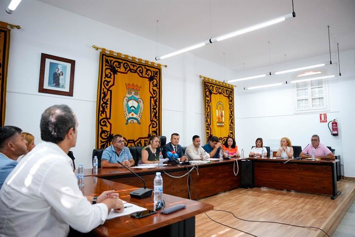 Sessão extraordinária da Câmara Municipal de Carboneras (Almería), realizada em 7 de julho de 2026.