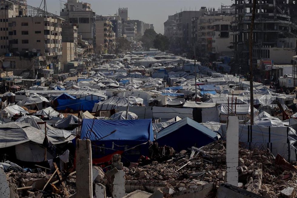 Archivo - Tiendas de campaña usadas por palestinos desplazados por la ofensiva de Israel contra la Franja de Gaza, en la ciudad de Gaza (archivo)