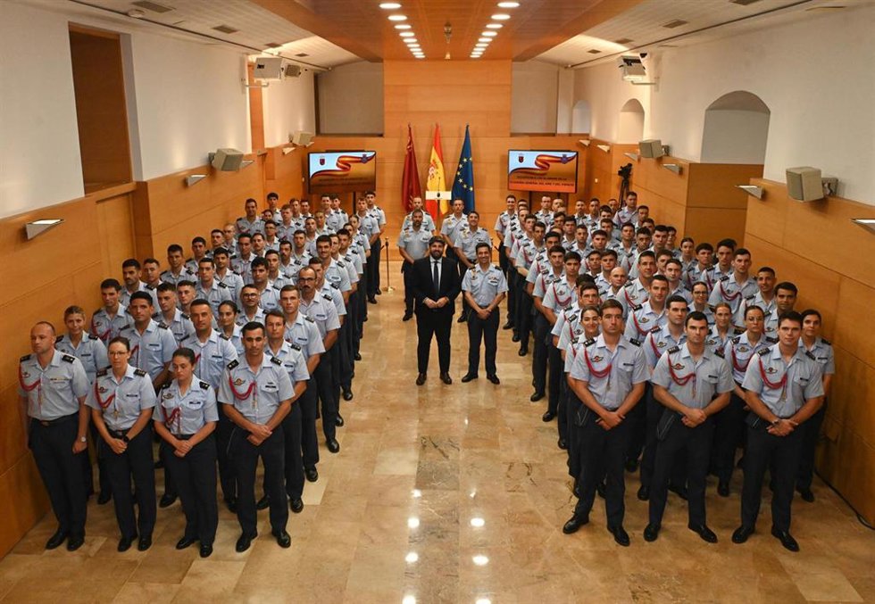 El presidente del Gobierno regional, Fernando López Miras, con la promoción 2026 de la Academia General del Aire y del Espacio