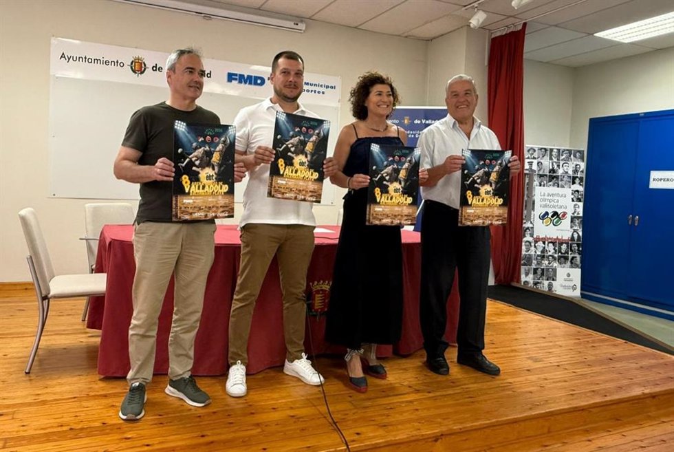 La concejala de Participación Ciudadana y Deportes, Mayte Martínez,  junto a miembros de la Federación de Balonmano de Valladolid