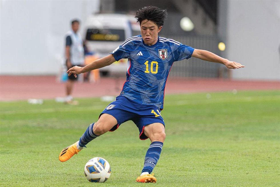 Archivo - El mediocentro japonés Ryunosuke Sato en el partido contra Vietnam en el Campeonato Asiático Sub-17 en 2023.