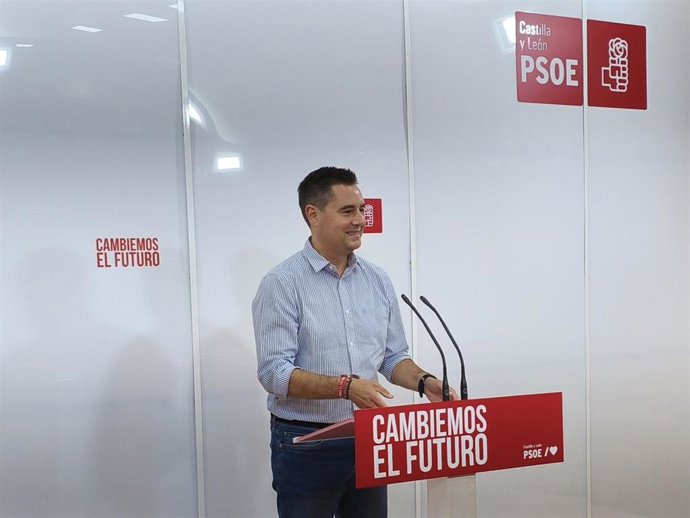 El secretario de Organización del PSOE de Castilla y León, Daniel de la Rosa, en rueda de prensa en la sede autonómica del partido.