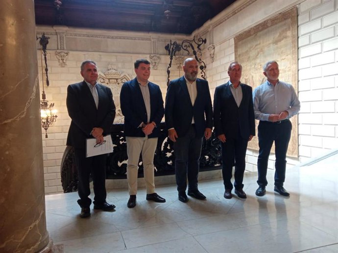 El alcalde de Palma, Jarime Martínez, (3i) y el conseller del Mar y del ciclo del agua, Juan Manuel Lafuente (2d), en Cort.