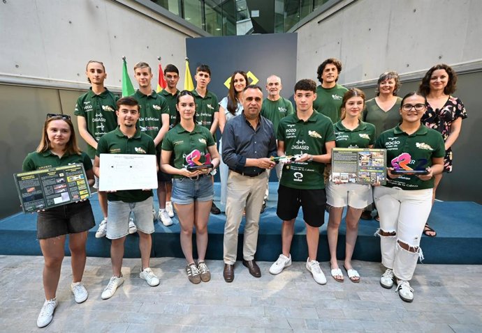 El presidente de la Diputación de Granada, Francis Rodríguez, junto a los integrantes del equipo IMO Racing, del IES Montes Orietnales de Iznalloz.