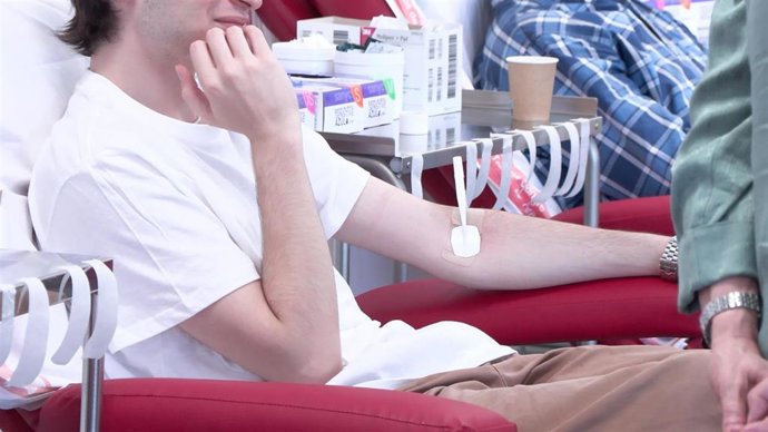 Archivo - Joven donando sangre