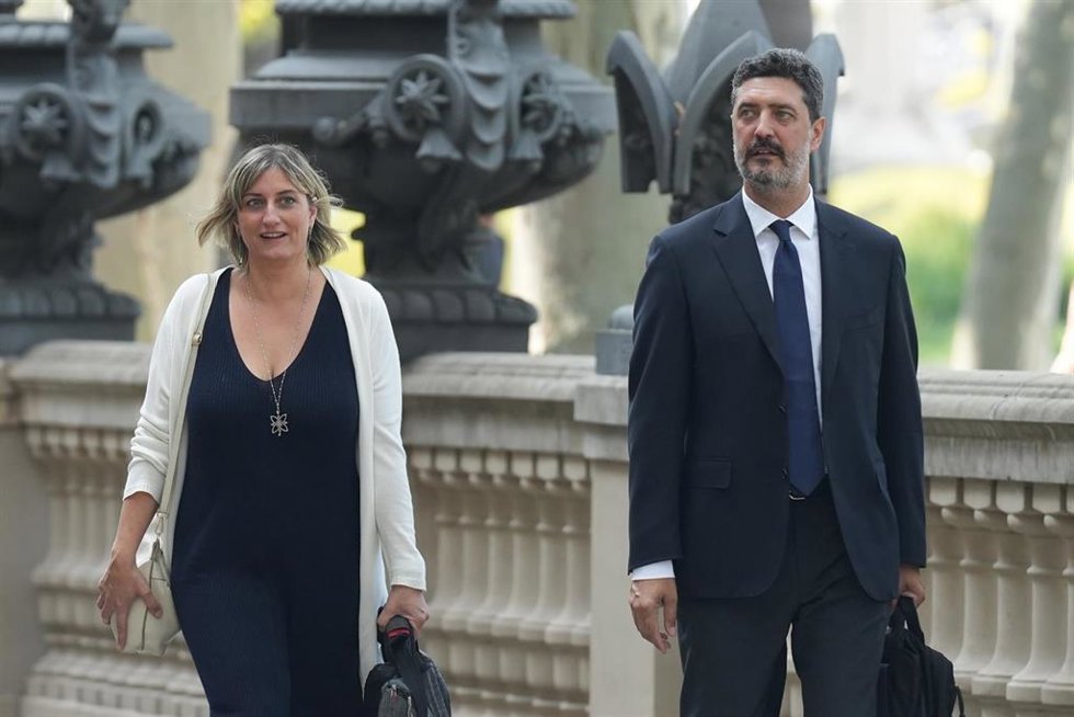 La exconsellera de Salud, Alba Vergés, y su abogado Mariano Bergés, a su llegada a la Audiencia de Barcelona, a 1 de julio de 2026, en Barcelona, Catalunya (España)