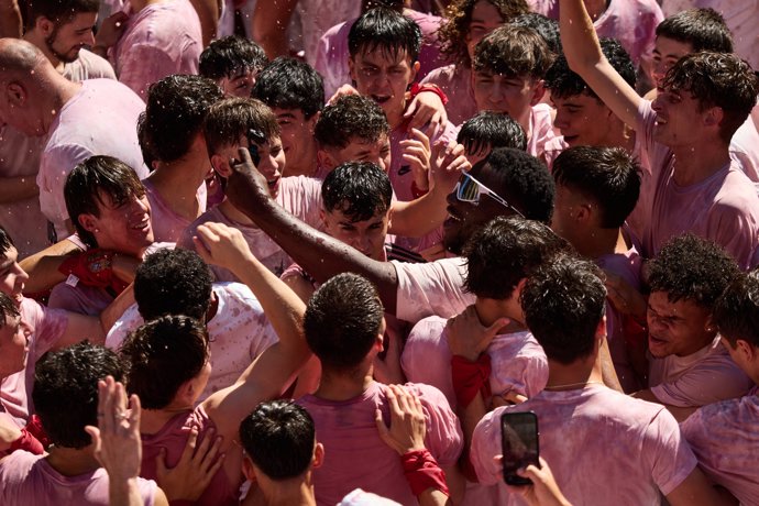 Momentos previos  al Chupinazo de San Fermín 2026, en la Plaza del Ayuntamiento, a 6 de julio de 2026, en Pamplona, Navarra (España). El Chupinazo marca el inicio oficial de las fiestas de San Fermín que se prolongan hasta el 14 de julio.