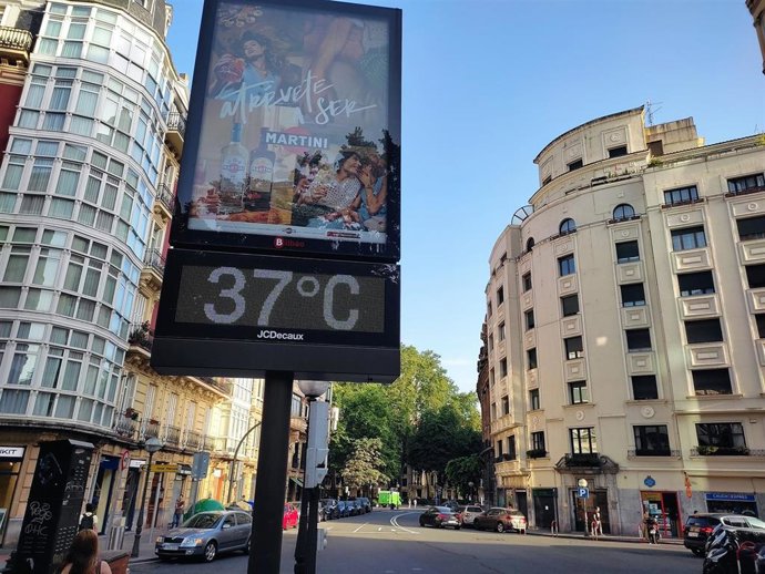 Archivo - Termómetro en Bilbao marcando 37 grados