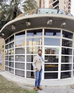 El concejal de Vox en el Ayuntamiento de València Juanma Badenas, frente al local del Sindicat d'Estudiants