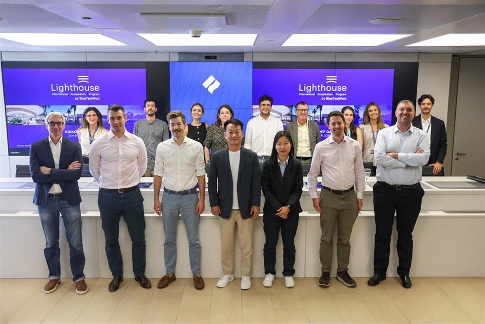 Los miembros del Lighthouse International Acceleration Program y los representantes de las 8 startups seleccionadas