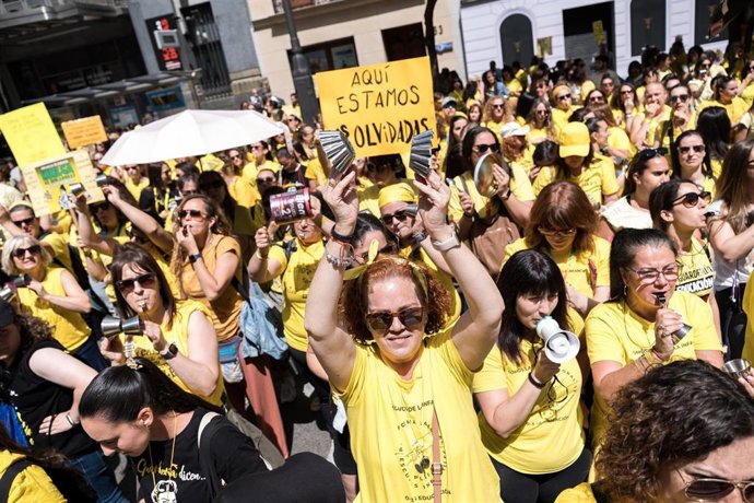 Archivo - Decenas de personas durante una concentración de docentes de escuelas infantiles frente a la Consejería de Educación, Ciencia y Universidades, a 6 de mayo de 2026, en Madrid (España).