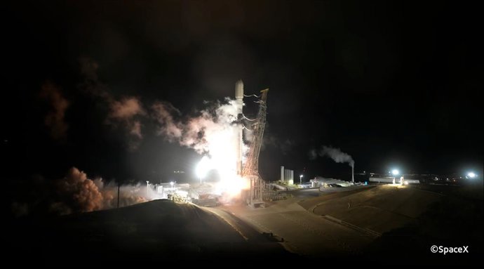 Lanzamiento de la misión CyberCUBE desde la Base de la Fuerza Espacial de Vandenberg, en California.