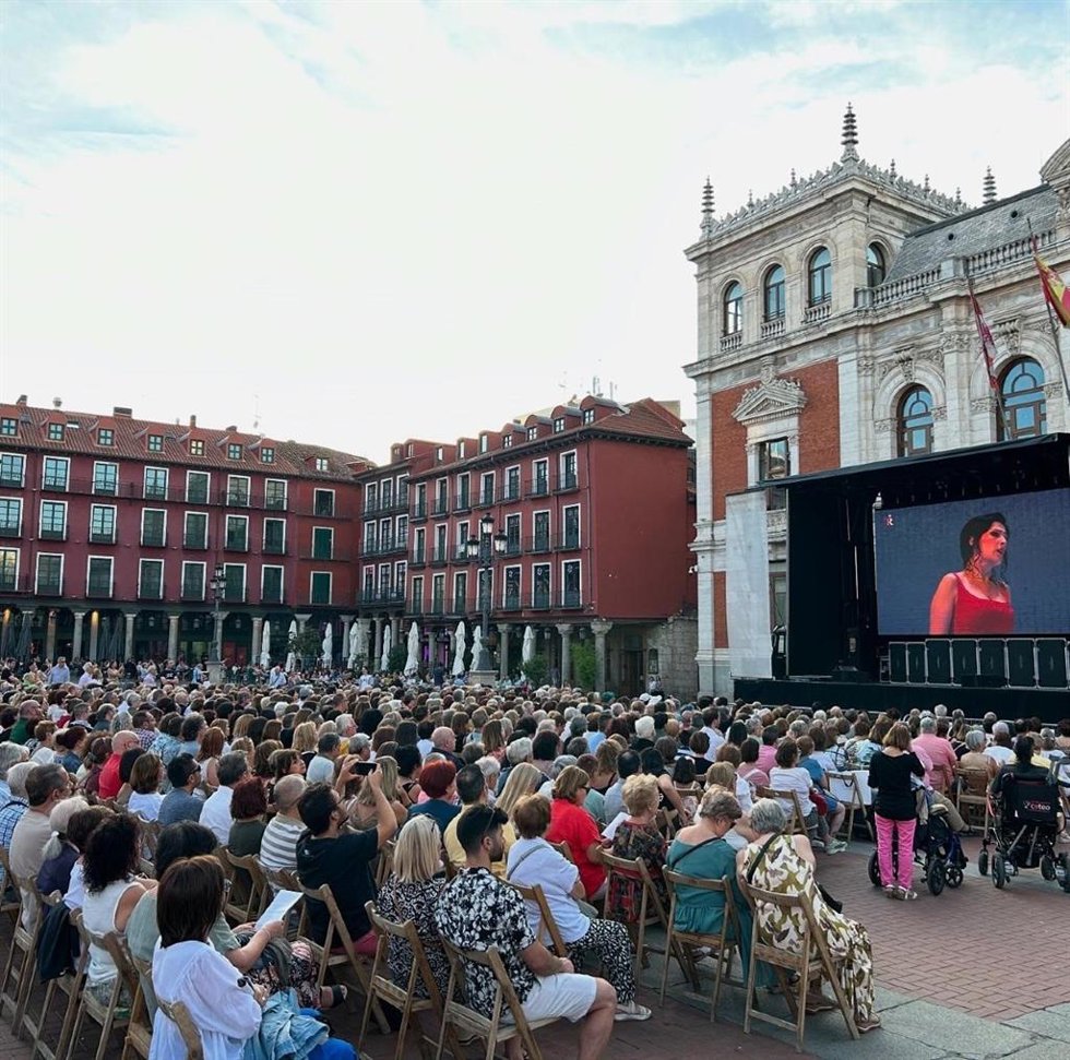 Valladolid convierte su Plaza Mayor este sábado en un gran escenario lírico con la Carroza del Teatro Real.