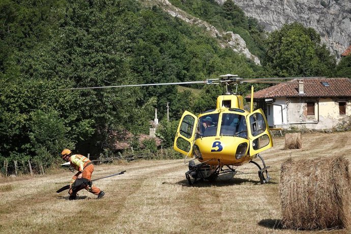 Un helicóptero ayuda en las labores para extinguir el incendio forestal, a 6 de julio de 2026, en Ribota de Sajambre, León, Castilla y León (España). El incendio activo desde el pasado 26 de junio en Ribota de Sajambre (León) ha subido este domingo, 5 de 