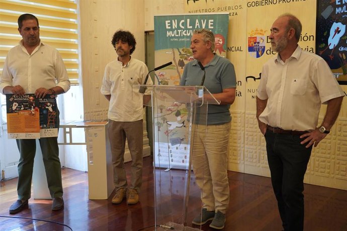 El alcalde de Riaza, Benjamín Cerezo (izda); el coordinador del ciclo, Adolfo Casas; el diputado de Cultura, José María Brtavo, y el presidente de Codinse, Jesús López