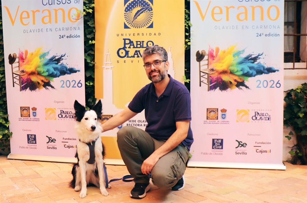 Javier López-Cepero Borrego, profesor del Departamento de Personalidad, Evaluación y Tratamiento Psicológicos de la Universidad de Sevilla y director del curso 'Vínculos que transforman: el impacto de los animales en nuestra salud y bienestar', en la UPO.