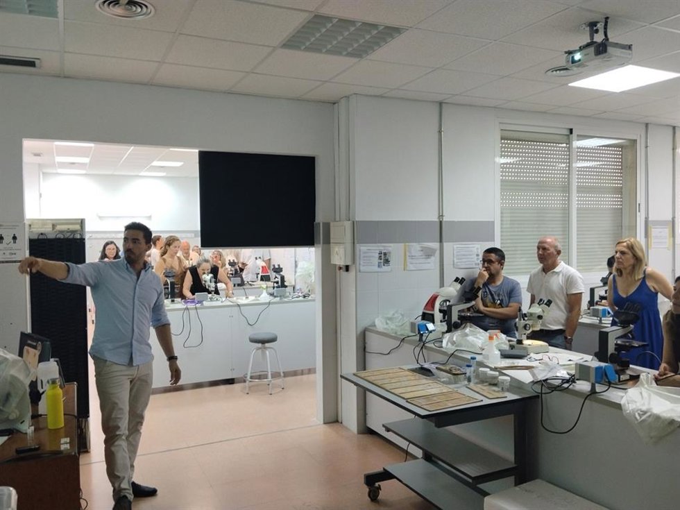 La Consejería de Sanidad, Presidencia y Emergencias celebrado en la Universidad de Córdoba (UCO), un curso de formación práctica dirigido a 110 agentes de Salud Pública para reforzar la vigilancia entomológica del mosquito tigre.