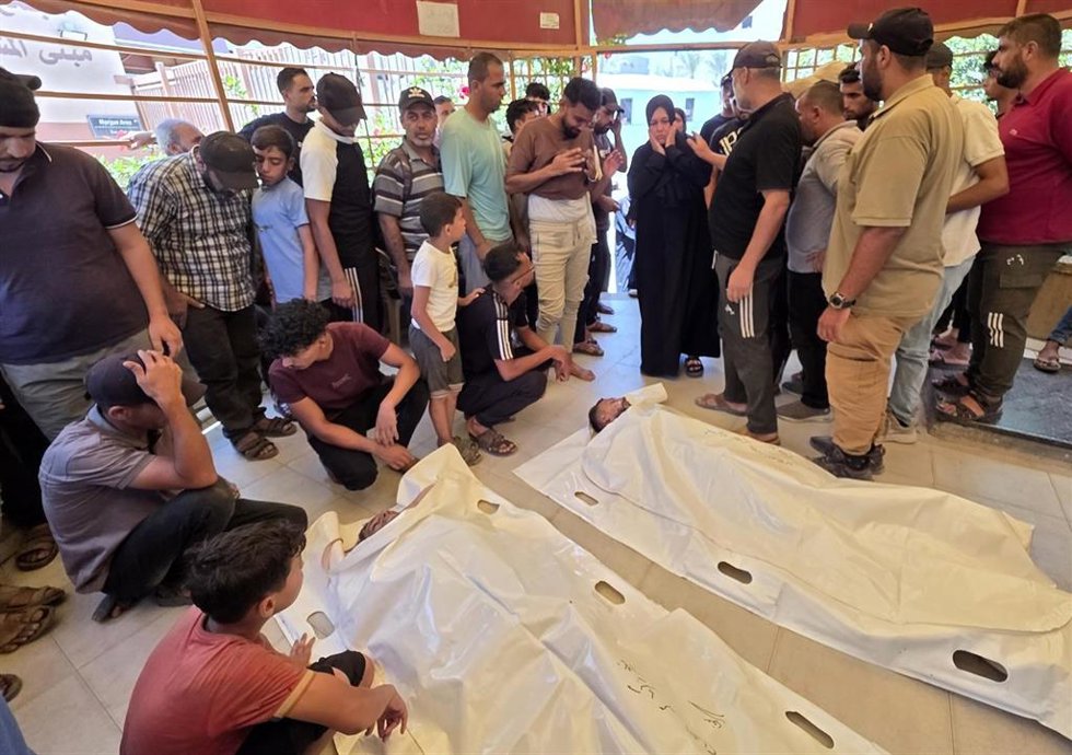 Palestinos durante un funeral de dos personas muertas por un ataque ejecutado por Israel contra Jan Yunis, en el sur de la Franja de Gaza, a pesar del alto el fuego pactado en octubre de 2025 (archivo)