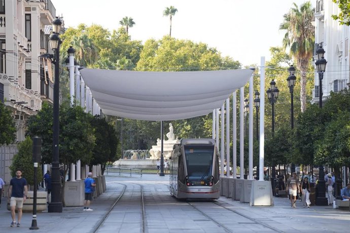 Archivo - Avenida de la Constitución de Sevilla luciendo toldos instalados.