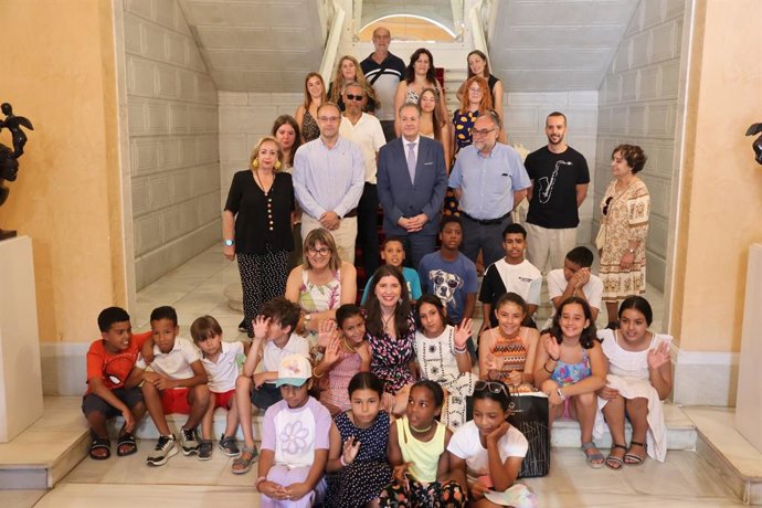 El Concejal José Fernando Carabias Junto A Los Niños Saharauis Y Miembros De La Asociación De Amigos Del Pueblo Saharaui De Salamanca.