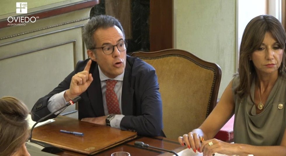 El concejal de Infraestructuras, Gestión Urbanística y Proyectos Estratégicos, Ignacio Cuesta, respondiendo al edil de IU Alejandro Suárez.