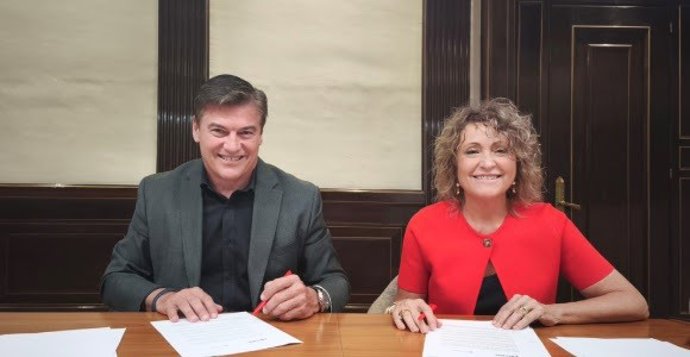 El president de Pimec, Antoni Cañete, i la directora territorial de Banc Santander a Catalunya, Sonia Colomar