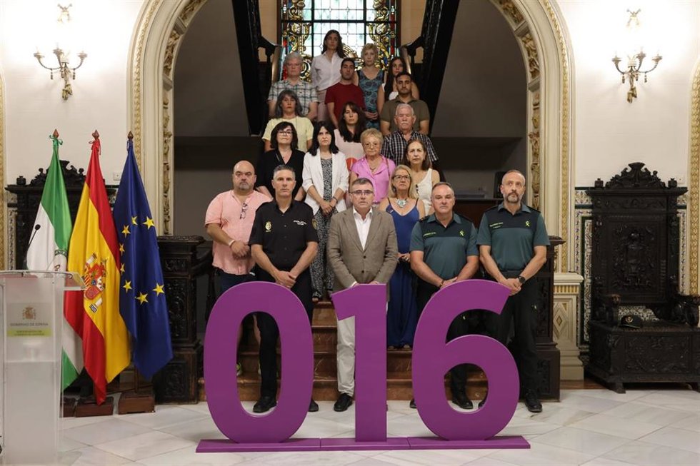Minuto de silencio guardado en la Subdelegación de Granada en repulsa a los crímenes machistas de Málaga y Alicante.