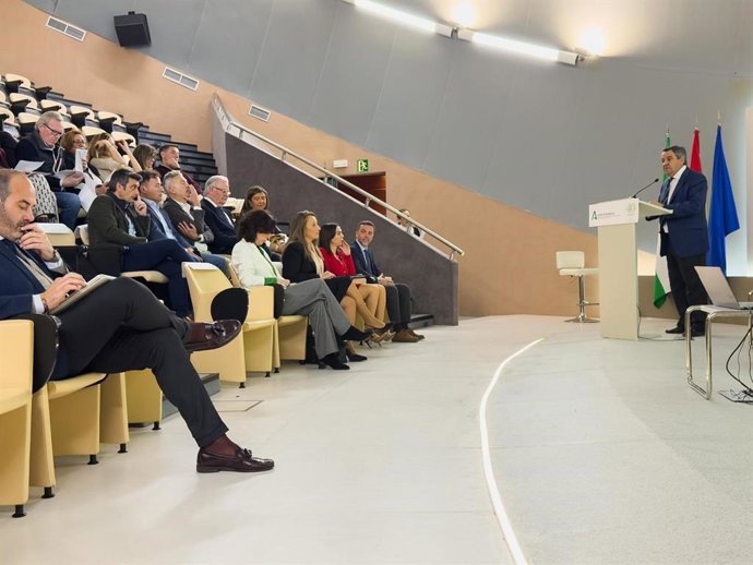 La Junta concede más de 421.000 euros a tres entidades locales de Málaga para formar a su personal